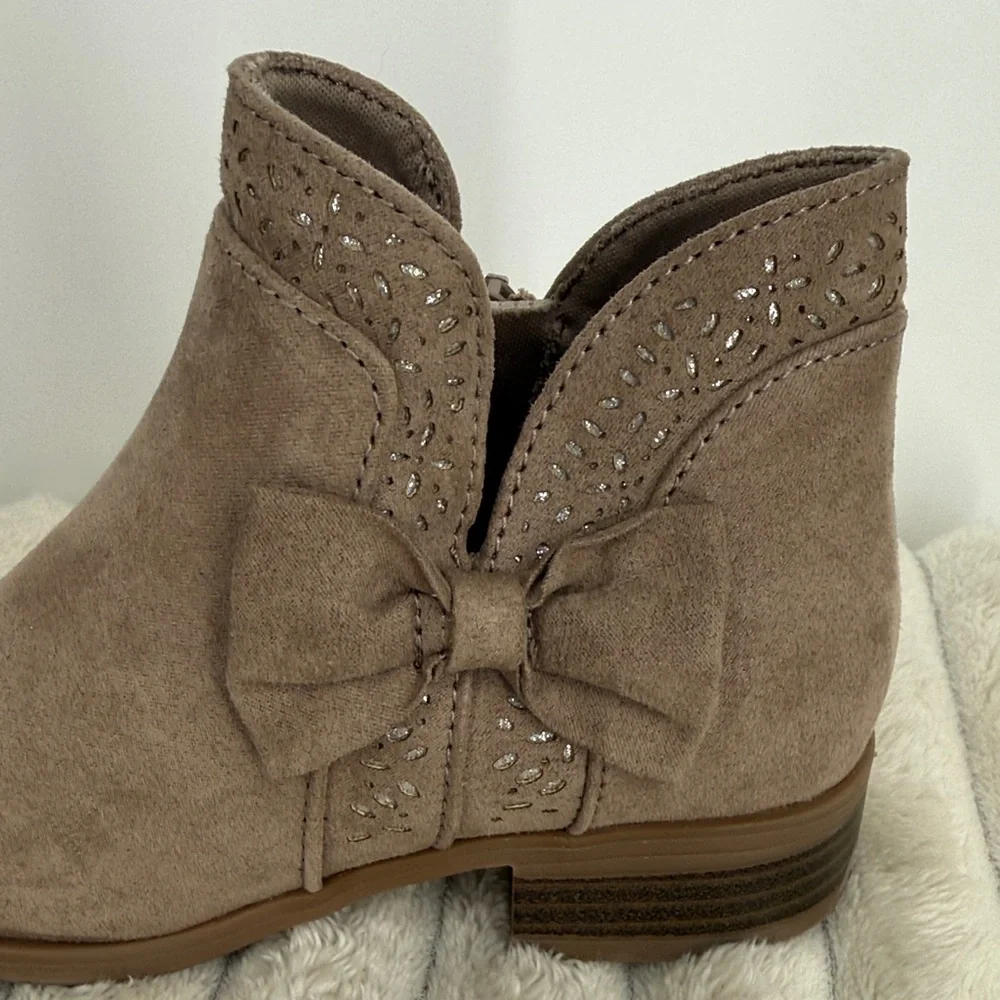 SO Taupe Suede Bow Ankle Boots - girls size 13